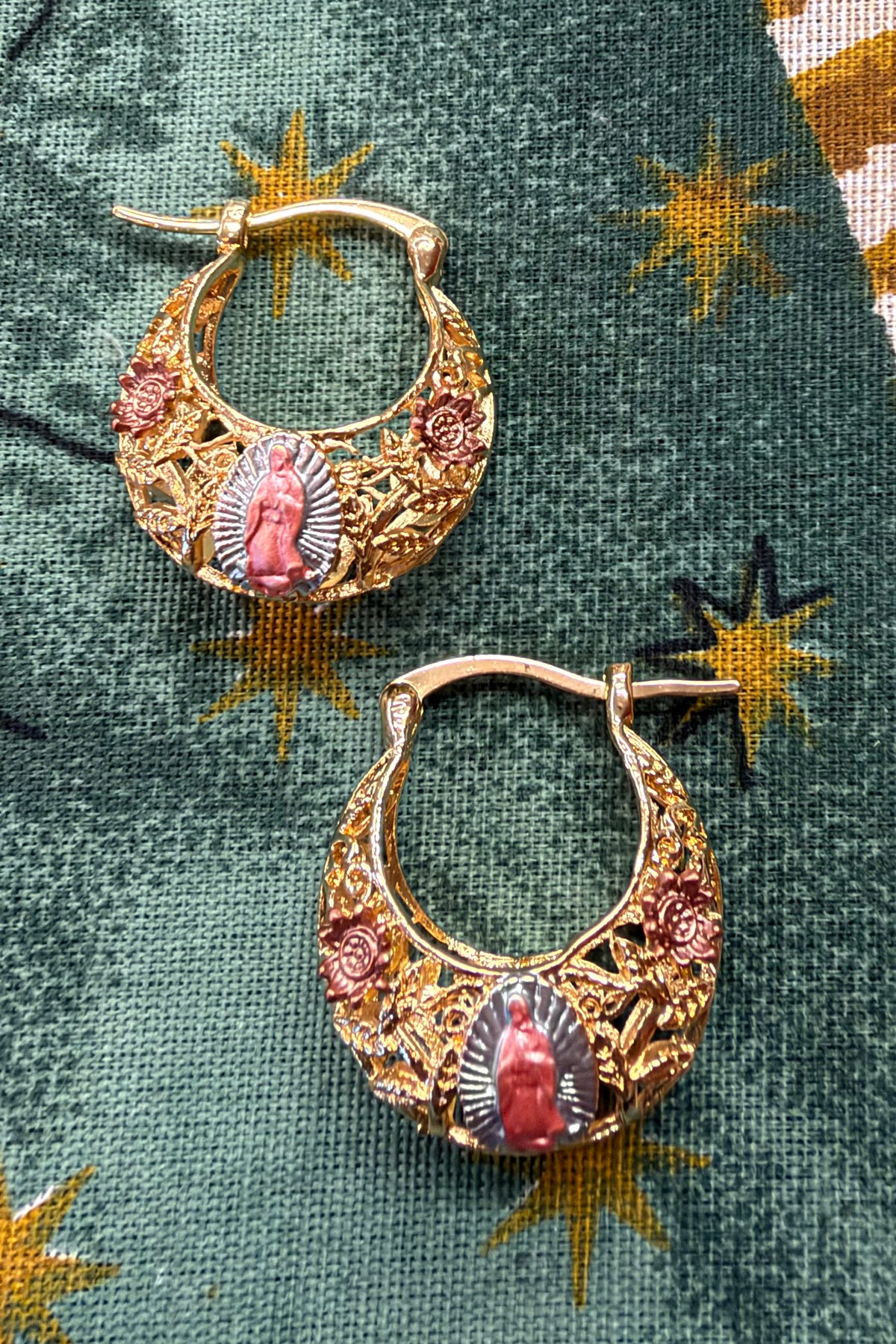 Tricolor Virgen Basket Hoops