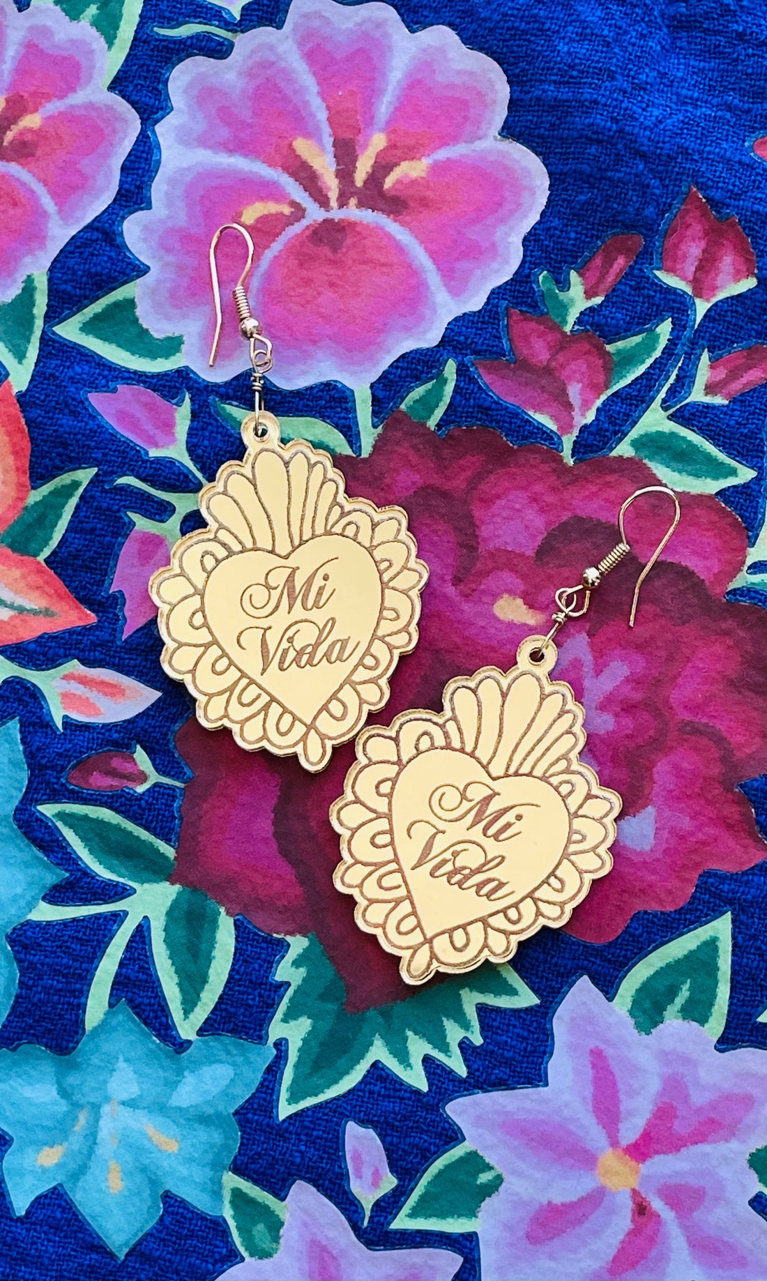 Mi Vida Corazón Dangle Earrings
